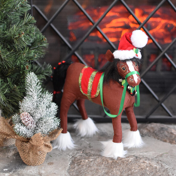 760924 10in Yuletide Clydesdale-WEB