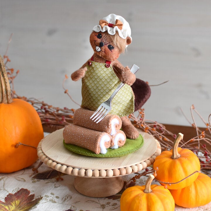 6in Beaver with Pumpkin Logs